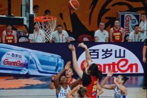 FIBA盛赞张子宇关键进球:三人包夹亦从容,游刃有余轻松得分