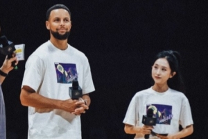 美女主持人晒与库里中国行合照：与偶像肩并肩 至今回味无穷