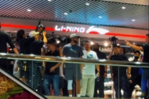 淡定围观！库里现身中国香港商场参加活动 楼下顾客淡定用餐不为所动