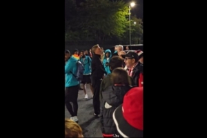 英媒:弗莱彻赛后与球迷起争执 疑因不满球员遭批不签名