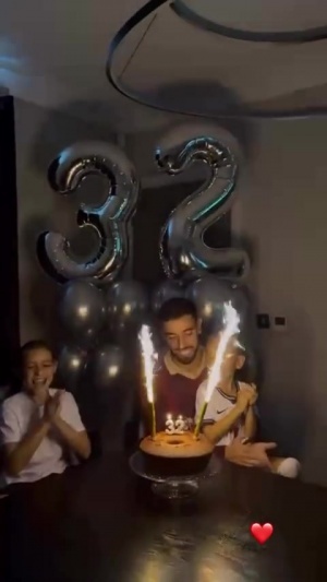 双喜临门！B费32岁生日喜提金球奖提名 全家温馨庆生