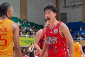 全力冲刺！保持进攻势头，向篮下强势突破！