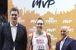 颁奖时刻！大加索尔祝贺斯图尔特荣膺女篮世界杯MVP：实至名归
