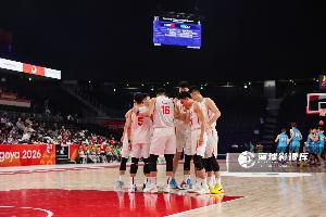 媒体人：朱俊龙与李弘权伤停 有球员带病坚持 男篮今日或仅9人应战