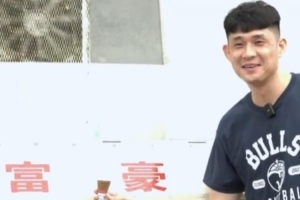 金牛新援刘佳鑫中国香港一日游 乘天星小轮赏维港美景