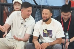 气氛热烈！库里现身粤BA迎着杜锋命中标志性三分 场边互动谈笑风生