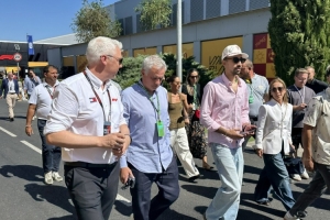 穆里尼奥兑现诺言现身F1西班牙大奖赛:曾称本轮不胜便不来