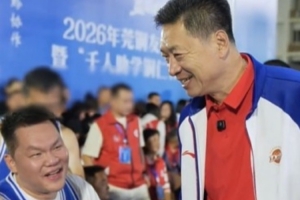 李春江调侃朱芳雨：投篮软得像豆腐 浑身使不上劲