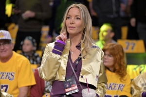 美媒：珍妮·巴斯将代表湖人出席NBA理事会 鲍尔默或缺席