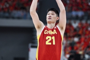 羊城晚报:中国男篮战术全面被动 队员一脸无奈
