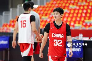 媒体人犀利点评:中国男篮换防混乱漏人对位失灵 日本男篮持球进攻毫无压力