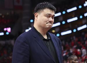 记者回顾：三年前乔帅败走后被姚明带回开发布会，今晚又将如何收场？