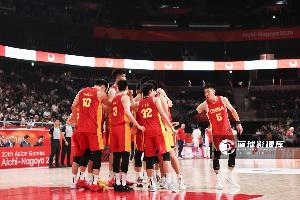 亚运男篮半决赛：中国队三节落后日本31分，中日对决引爆热搜榜首