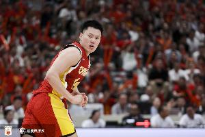 拼劲十足！李弘权半场6分6板全队最高 三分3中1罚球全中