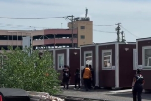 记者探访男篮驻地:集装箱宿舍两室一厅住2-3人 曾因暴雨被紧急转移高处避险