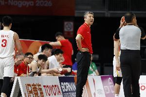 媒体人质疑中国男篮防守：体型正常的球队都能在我们头上投爆三分？