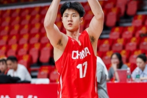 替补高效！赵嘉义4投3中砍下6分1板1断