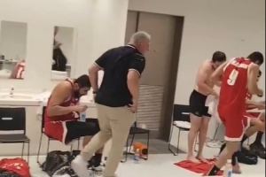 伊朗男篮力克中国摘亚运铜牌 更衣室泼水狂欢庆胜利