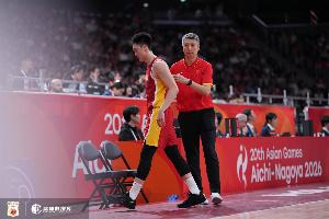 手感冰凉！胡明轩上半场三分2中0颗粒无收 还送出2次失误