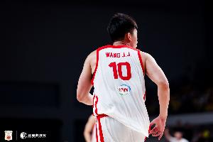 机会寥寥！王俊杰半场2投0中颗粒无收 贡献6篮板