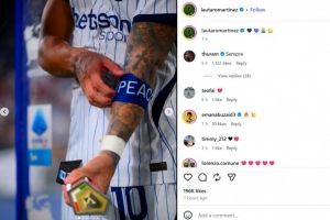 榜首大战梅开二度扳平!劳塔罗社媒晒队长袖标与全场最佳奖杯