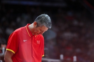 郭士强该下课吗?杨毅:应该 中国篮球史上没输这么惨还能留任的