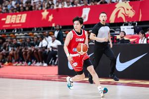 状态松弛！杨舒予半场三分1中0 收获2篮板1助攻另有2失误