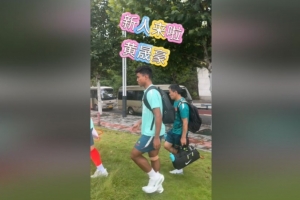 黄晟豪驰援国足集训 与戴伟浚同屋粤语普通话自由切换