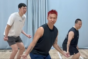 许涛携手周琦打造趣味短片：教中国第一中锋练习闪身步