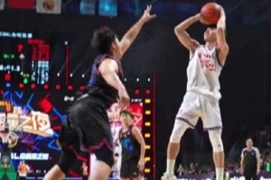 有你“豪”果“汁！曹芷豪对决段成果，CBA对抗强度究竟几何？