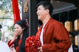 趣味十足！郭艾伦亮相文旅节目体验传统婚俗 与主持人刘一一欢乐互动