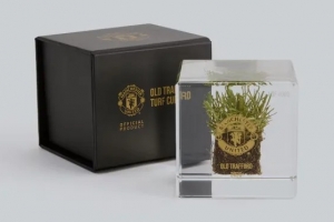 珍稀收藏品！英媒：曼联125英镑出售老特拉福德草皮碎块