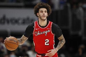 朗佐·鲍尔亲自辟谣退役说法：这对我来说是大新闻 我仍在等待NBA球队来电