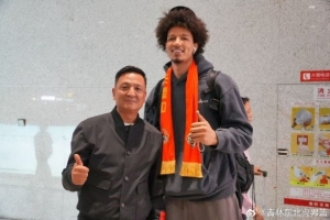 德万特·威尔逊抵长春 吉林男篮副董与球迷机场热情迎接