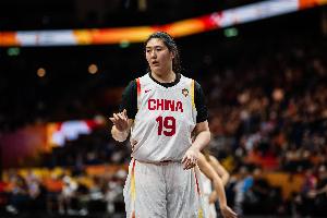身高优势碾压！张子宇替补7分钟8投6中 砍12分6板
