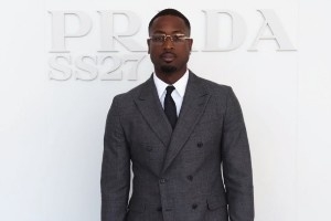 型格十足！韦德现身Prada活动 灰色双排扣西装演绎绅士魅力