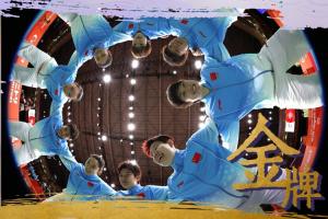 拿几金？中国队今日三战日本：国羽横扫夺金，国乒男女团下午出战
