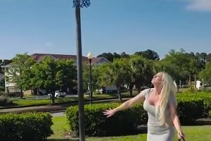 国外美女穿裙子踩高跟秀单手投篮，看这手活有点东西啊！