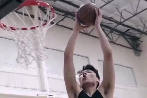 杨瀚森模拟实战对抗训练，练习在挡拆瞬间快速判断局势！