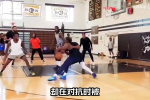 空中瞄准了朝着胸口来这一肘，这是打球还是打人啊？