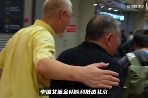 中国女篮回国张子宇抢镜！2米26站队友中间高一大截，球迷看呆！
