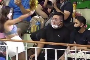 小胖哥这票买了也太值了吧啦啦队美女就在面前表演！
