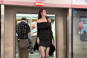 詹姆斯参加E1电动赛艇晚宴 还收到了一副巨画️