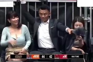 坏菜了！人妻：我老公打球 我闺蜜和她女儿一起来送鞋