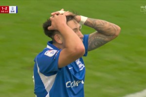 这你敢信？英冠赛场惊现门前两米空门踢飞，自己原地抱头震惊