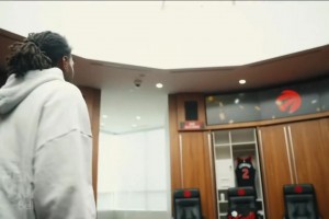 “北境之王回归伦纳德来到猛龙更衣室拿起自己的球衣观看”