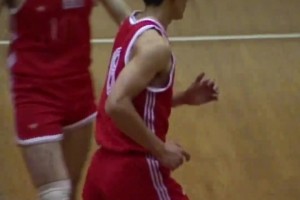 中国男篮vs日本男篮 为啥苏群杨毅却隔空吵起来了？