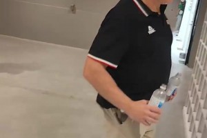 疯狂洒水！伊朗男篮在更衣室庆祝拿下亚运会铜牌