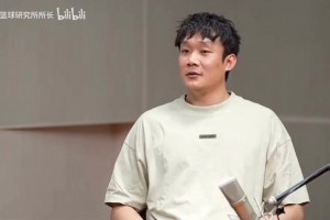 丁彦雨航曾透露：国家队时期和王治郅住一间宿舍，他真不玩手机