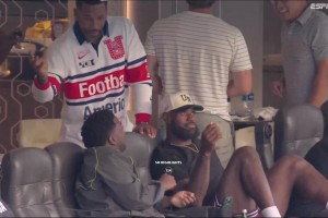 悠闲假期詹姆斯现身观战NFL公羊vs巨人比赛~